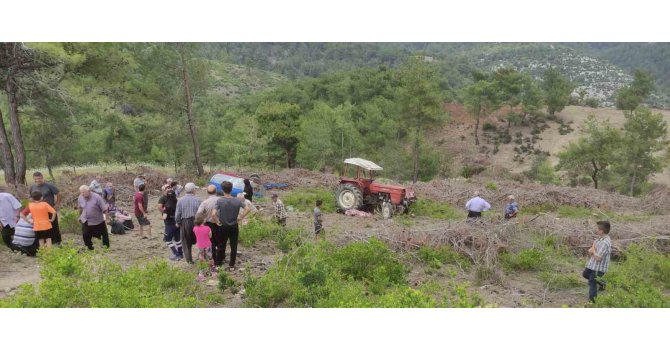 Traktör devrildi, sürücü hayatını kaybetti