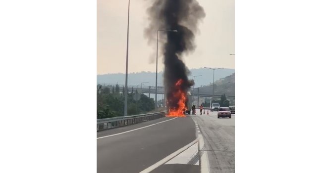 Tır otoyolda alev alev yandı