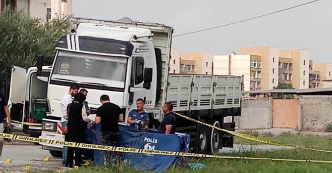 Evinin önünde pusu kurulan genç, tabanca ve uzun namlulu silahla öldürüldü