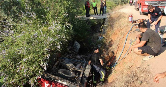 Kanala düşen kamyonetin altında kaldı, 1 saatlik çalışmayla kurtarılabildi