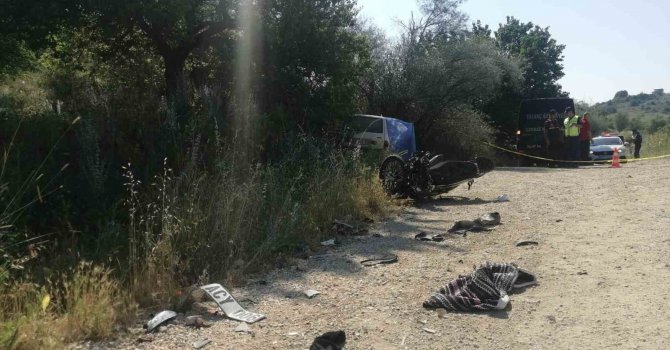 Otomobil ile motosiklet kafa kafaya çarpıştı: 1 ölü, 2 yaralı