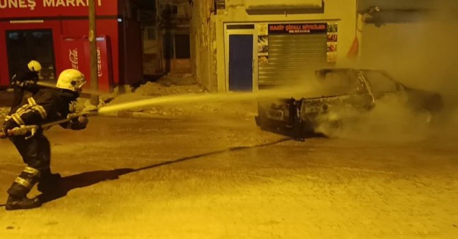 Yanan araç itfaiye ekibi tarafından söndürüldü