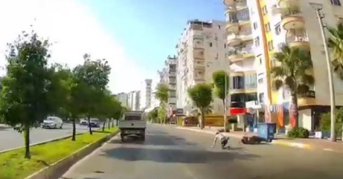 Motosikletlinin, yola dökülen yağdan kayıp düştüğü anlar kamerada