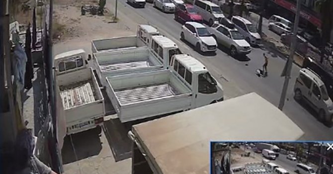 Otomobilin çarptığı iki çocuk metrelerce savruldu