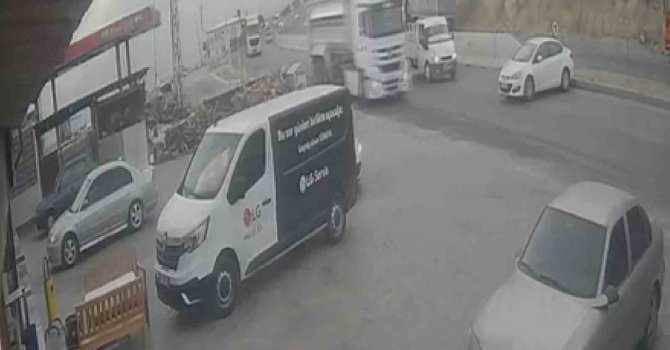 Park halindeki otomobilin kendiliğinden hareket ettiği o anlar kamerada