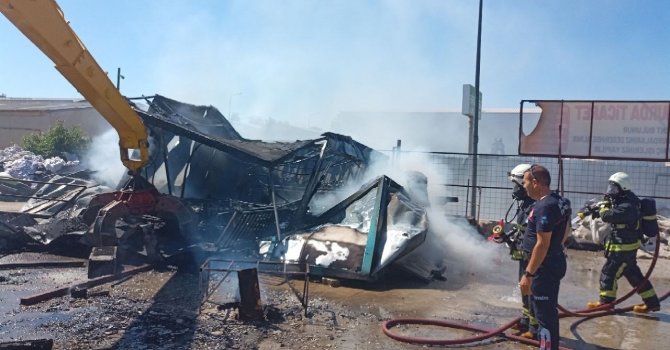 Sanayi sitesinde çıkan yangında hurda malzemeler kule döndü