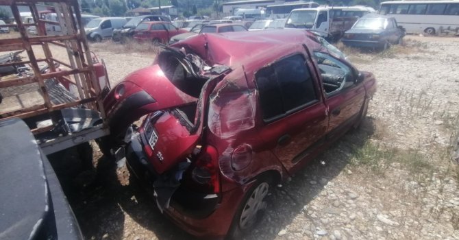 Ağaca çarpan otomobilin sürücüsü yaralandı