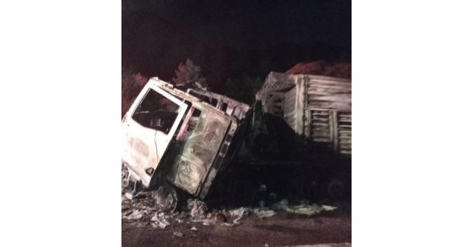 Tarsus’ta otoyolda 2 tır yandı