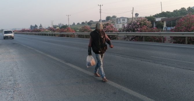 Karayolunun ortasında çıplak ayakla yürüyünce jandarmayı harekete geçirdi