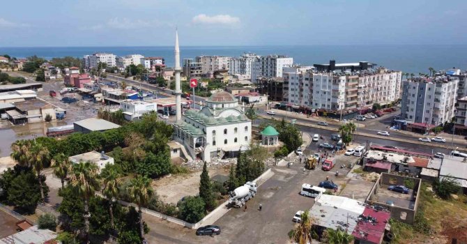 Fırtına minareyi araçların üzerine devirdi: 2 yaralı
