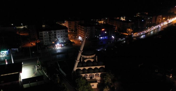 Birini fırtına yıktı, diğeri kontrollü yıkıldı