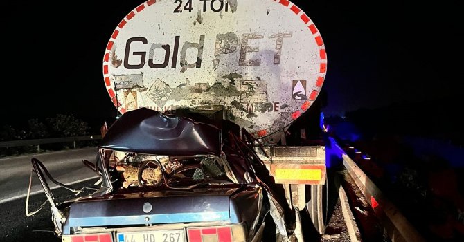 Tankere arkadan çarpan otomobil kağıt gibi ezildi: 3 ölü