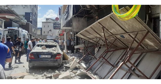 Deprem bölgesi Osmaniye’de 4 katlı bina çöktü, 3 kişi yaralandı