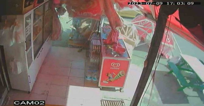 Antalya’da çıkan hortum araçların plakasını söktü, şemsiyeleri uçurtma gibi uçurdu