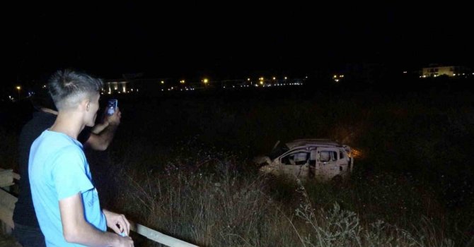 Bariyerlere çarpan araç taklalar atarak yaklaşık 100 metre sürüklendi: 2 yaralı