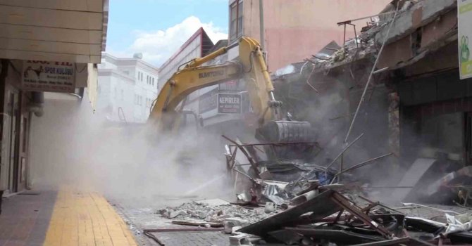 Osmaniye’de çöken binanın geri kalan kısmının kontrollü yıkımına başlandı
