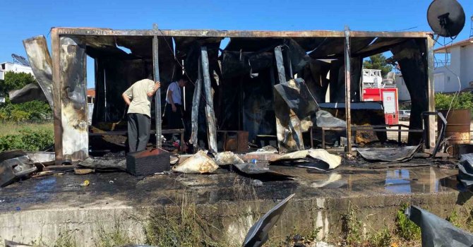Antalya’da otel personelinin kaldığı yangında konteyner kullanılamaz hale geldi