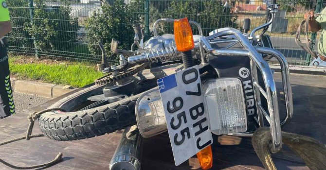 Antalya’da iki kardeş motosiklet kazasında yaralandı