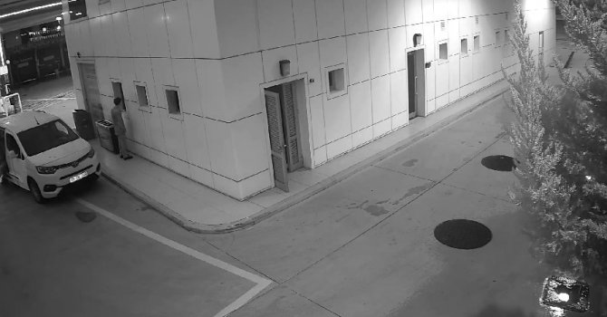 Elini kolunu sallayarak geldi, telefonu çalıp “mutlu” bir şekilde kaçtı