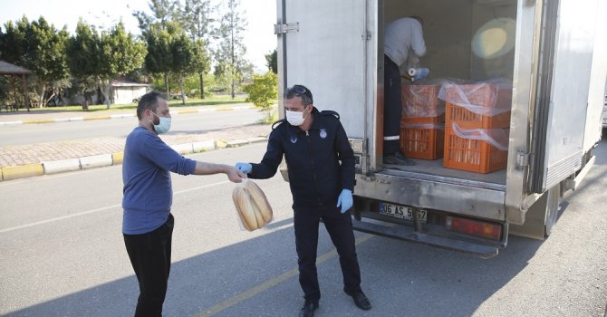 Başkan Böcek’in talimatı ile ücretsiz ekmek dağıtıldı