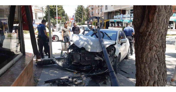 Çarpışan otomobillerden saniyelerle kurtuldu