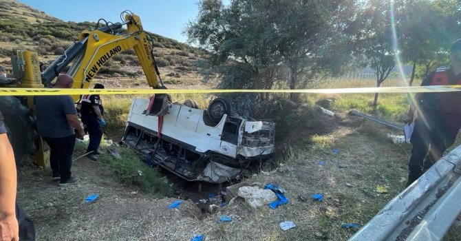 İşçileri taşıyan midibüs ile hafif ticari araç çarpıştı: 1 ölü, 35 yaralı