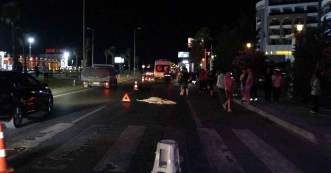 Tur midibüsü yaya geçidindeki turistlerin arasına böyle daldı: 2 ölü