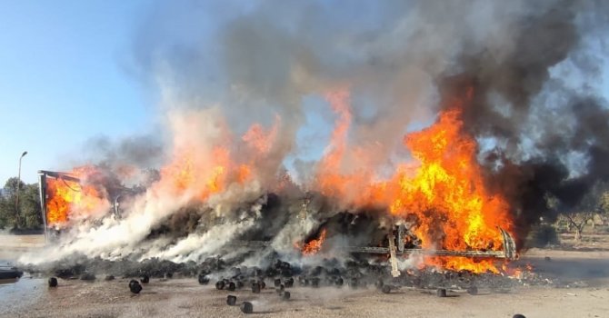 Osmaniye’de iplik yüklü tırın dorsesi yandı