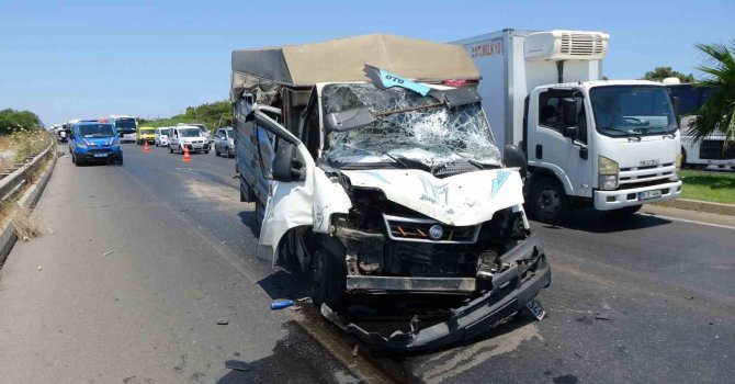 Tıra arkadan çarpan kamyonet sürücüsü yaralandı