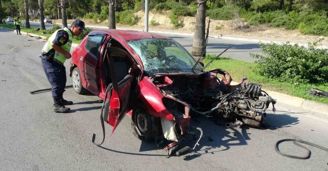 Palmiyeye çarpıp motoru gövdesinden ayrılan otomobilden hafif yaralı çıktı