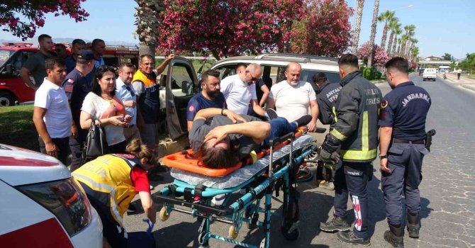 Palmiye ağacına çarpan kadın sürücü araç içinde sıkıştı