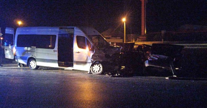 Tur minibüsü otomobille çarpıştı: 1 ölü