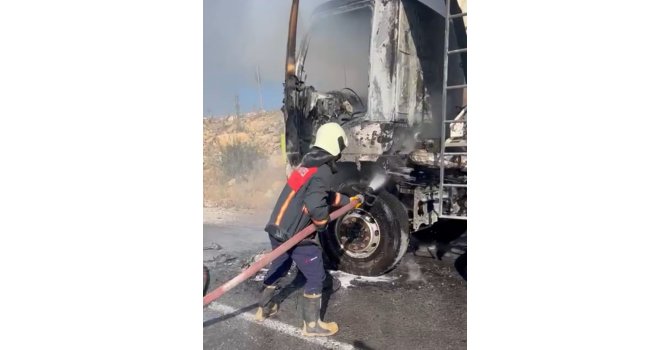 Kamyon yanarak kullanılamaz hale geldi