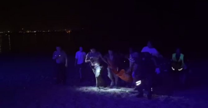 Boğulma tehlikesi geçiren gencin başında ilk yardım tartışması