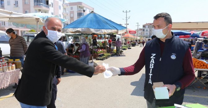Kepez semt pazarlarında 2 günde 27 bin 800 maske dağıttı