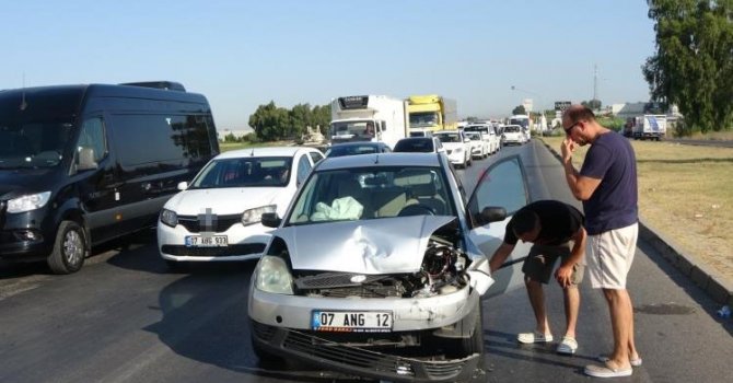 Zincirleme kazaya karışan minibüs sürücüsü olay yerinden kaçtı