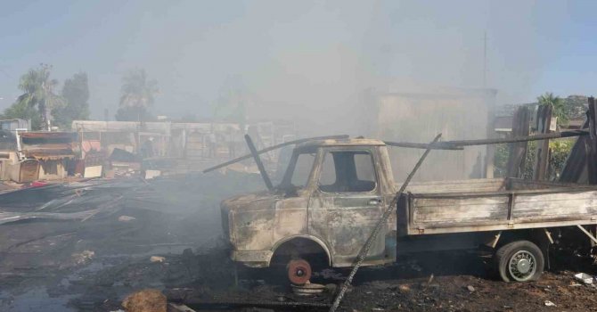 Antalya’da ikinci el eşya satılan konteyner alev alev yandı