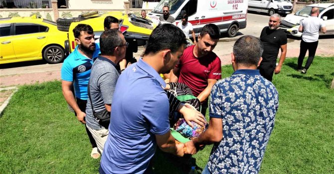 Kazada takla atan ticari taksi park içerisinde yan yattı: 3 yaralı