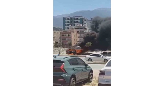 Kamyonet alev alev yandı