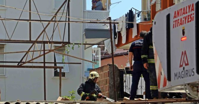 Boşaltılan iş yerindeki kaynak çalışması yangın çıkardı