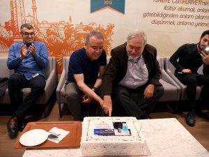 Başkan Böcek, pastayı İlber Ortaylı ile birlikte kesti