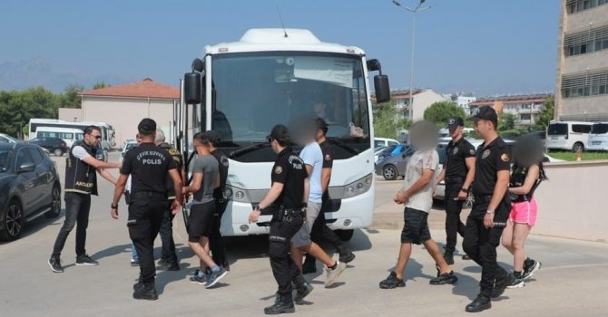 Antalya’da eş zamanlı operasyonda aranan 101 şahıs yakalandı