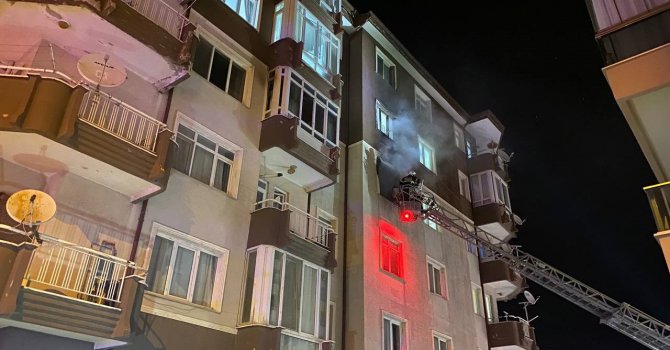 Isparta’da gece saatlerinde çıkan ev yangını korkuttu