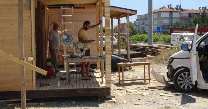 Marangoz ustası kaza yapan aracın altında kalmaktan son anda kurtuldu