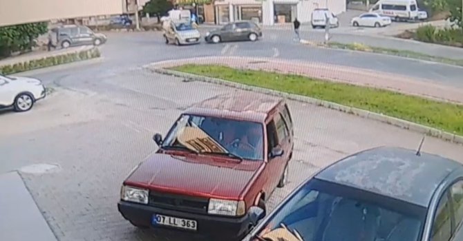 İki aracın arasında kalmaktan saniyelerle kurtuldu, geriye dönüp yaralılara yardımcı oldu