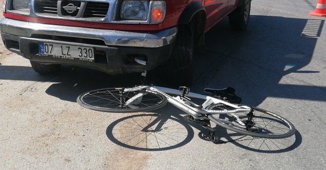 Yolda kayan bisiklet kamyonetin altına girdi: 1 yaralı