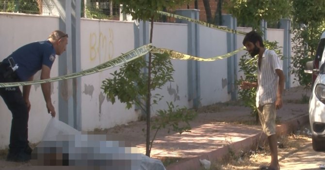 Kaldırım üzerinde cansız bedeni bulunan şahsın kimliğini dondurma yiyerek teşhis etmeye çalıştı