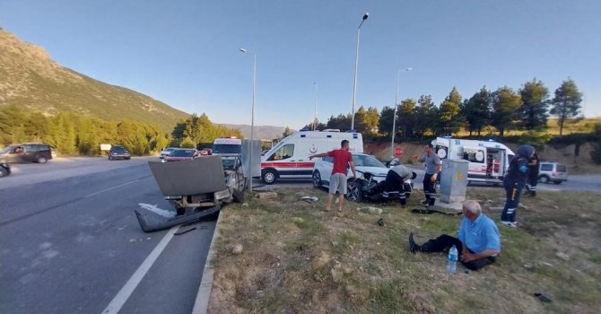 Burdur’da 2 otomobil çarpıştı, 2 kişi yaralandı