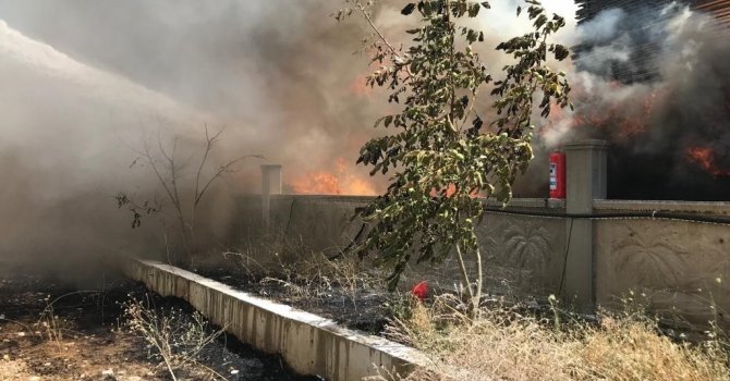 Burdur’da kereste fabrikası alevlere teslim oldu