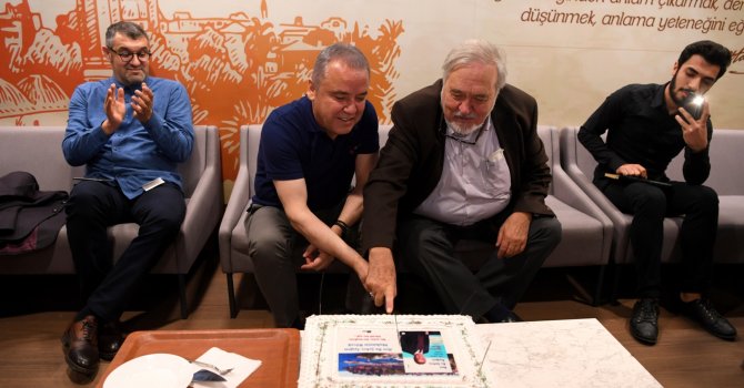 Başkan Böcek, pastayı İlber Ortaylı ile birlikte kesti